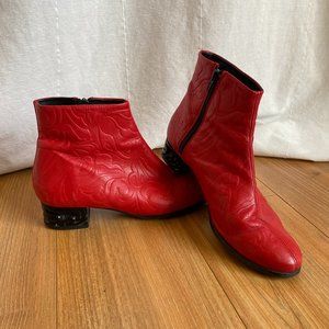 MIISTA Embossed Booties